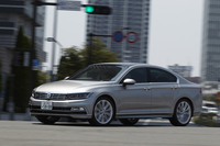 全9色の外装色のうち、「TSI Rライン」で選べるのは写真の「タングステンシルバーメタリック」を含む7色のみ。「リフレックスシルバーメタリック」と「ブラックオークブラウンメタリック」の2色は設定されていない。
    