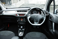 試乗した上級版「C3 エクスクルーシブ」のダッシュボードはチタンシルバー。（写真）いっぽう「C3」はマットシルバーとなる。