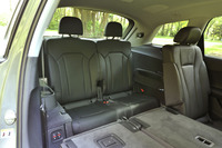 3列目シートはオプション。起立も格納も電動式。