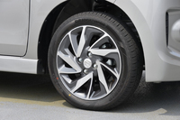 装着されるタイヤのサイズは、自然吸気モデルの155/65R14に対し、ターボモデルは165/55R15となる。