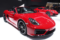 「ポルシェ・ボクスターGTS」（手前）と「ケイマンGTS」（奥）。
    