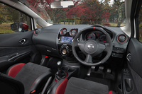 黒を基調に、各所に赤いアクセントを用いたインテリア。ステアリングは本革とアルカンターラのコンビタイプで、赤いセンターマークがあしらわれている。
    