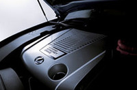 「GS350」から19ps、0.9kgmダウンした直噴「D-4S」3.5リッターV6。エンジンの始動、停止を頻繁に繰り返すハイブリッドシステムの特性にあわせ、吸入バルブの開閉タイミングを最適化するなどした。