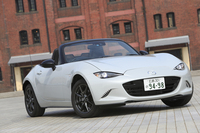 新型「ロードスター」はベースグレードで990kgという車重の軽さと、コンパクトなボディーサイズが特徴だが、海外からは「もっと大きい、広いクルマにしろ」という声もあったという。
    