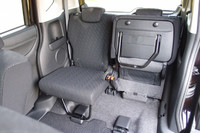 リアシートはスライドこそできないが、チップアップして大きな荷物が積める。ベビーカーなら畳まずに積載可能。