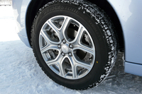 テスト車にはブリヂストンの最新スタッドレスタイヤ「ブリザックVRX」が装着されていた。
    