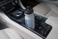 道中、ちょっと気になったのがドリンクホルダー。自転車用のボトル（シマノ製）がうまく入らない……。内側のクッションのような出っ張り、いらなくない？