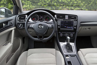 実用性と機能性を兼ね備えたというセンターパネルには、新しく開発されたインフォテインメントシステムが備わる。