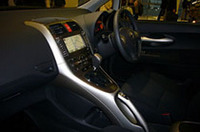 「フライングバットレス（空飛ぶ梁）」をモチーフにしたというデザインがユニークなセンターコンソール。