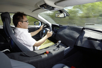 プロトタイプにつき、インテリアの写真はチラ見せ程度だ。デザインの方向性としては、「6シリーズ」や「Z4」に似ている？
    