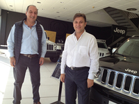 シエナのフィアット系ディーラー「ウーゴ・スコッティ」で長年セールスを務めるマウリツィオ氏（写真左）と、フィレンツェから来ていたフィアット-クライスラーの地区担当者のファブリツィオ・グアルニエリ氏（写真右）。