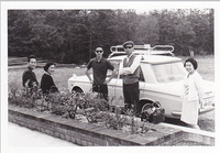 女房の家のモータリゼーション前夜。同僚のピニンファリーナデザインの2代目「日産ブルーバード」で会社の仲間と旅行したとき。右から3番目が義父。