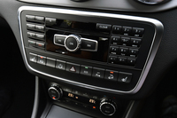 たくさんのスイッチ類が並ぶ、センターコンソール部。通常の走行モードセレクターのほか、オフロード走破性を高めるためのボタンも。
    