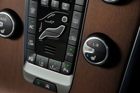 センターコンソールに備わる「ECO＋」モードのスイッチ。アイドリングストップやトランスミッション、エアコンなどの制御が切り替わり、燃料の消費が抑制される。
    