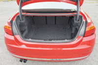 トランクルームの容量は445リッター。後席は60：40の分割可倒式が標準で、オプションとして40：20：40可倒の「スルーローディング・システム」（写真）も用意される。（クリックするとリアシートが倒れる様子が見られます）