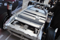 こちらは「モデルS」のベアシャシー。写真奥が車体前方にあたる。中央、板状に見えるフロアパネルの中に、数千個（テスラ発表）のバッテリーが敷き詰められている。
    