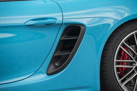 リアホイールアーチの前方に開けられたエアインテークが従来より大型化されている。