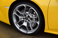 標準タイヤは19インチ。試乗車はオプションの20インチを履く。