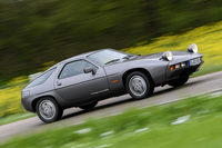 「924」系のモデルが直4エンジンを搭載したエントリーモデルだったのに対し「928」は大排気量のV8エンジンを積んだ上級モデルだった。