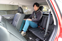 2列目シートの前後スライドを、身長170cmの人間が座れる程度に調整した場合、3列目シートの空間は写真の通り。あくまで非常用のプラス2と考えた方がいい。
    