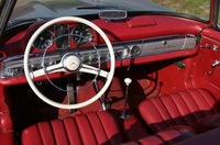 ロードスターのインテリアは、レッドレザーのラクシャリー仕様。コンディションはもちろん、スバらしい！