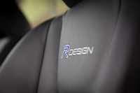 フロントシートのバックレストに「R-DESIGN」のロゴ。