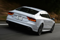 ハイグロスブラックのディフューザーインサートと、オーバル形状のテールパイプを備えたリアバンパーが後ろ姿を引き締める。