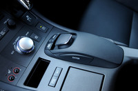 センターコンソールには、ナビやオーディオをマウス感覚で操作できる「リモートタッチ」が備わる。