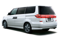 「ホンダ・エリシオン プレステージS」のリアビュー。