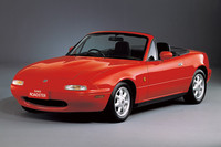 「ユーノス・ロードスター」
1989年に登場し、世界中に小型オープン2シータースポーツの大ブームを引き起こした大ヒットモデル。マツダが五つの販売チャンネルを展開していた時期で、ユーノス店の専売モデルという位置づけでこの名前となったが、モデルチェンジを機に「マツダ・ロードスター」に名称変更された。北米では「MX-5 ミアータ」の名で販売された。
