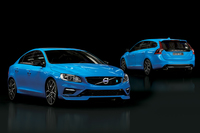 「ボルボS60ポールスター」（手前）と「V60ポールスター」（奥）。
    