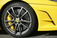 すごくカッコイイブレーキは大径のカーボン・セラミック。キャリパーはフロントが6ピストンのモノブロック、リアが4ピストン。