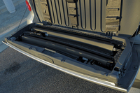 取り外した左右のルーフフレームはテールゲートに収納できる。