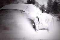 動画ではテスト車とおぼしき車両の走りをごく短時間だが見ることができる。ドアはガルウイングではなく前ヒンジの通常タイプで、車体後部にハッチゲートが備わるようだ。