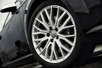 
	新型「TT」には、モデル別に17、18、19インチのアルミホイールが組み合わされる。写真は「TTSクーペ」に標準装備となる“10Vスポークデザインパートリーポリッシュト”アルミホイール。
	