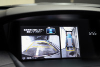 車体前後と左右のサイドミラー下、合計4つのカメラを駆使して運転と駐車をサポートする「マルチビューカメラシステム 」は4代目自慢のオプション装備だ。