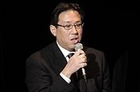 写真上：1999年にルマンでデビューした「アウディR8R」をベースとする「R8」。2000年1-2-3位、2001年1-2位という輝かしい成績に加え、アメリカンルマンシリーズ（ALMS）でもシリーズタイトルを獲得。強力なライバルが不在とはいえ、現在最強のマシンであることに変わりはない。写真中：ステアリングを握る3名。左から、加藤寛規、ヤニック・ダルマス、荒聖治。写真下：チームオーナー兼監督の郷和道氏。