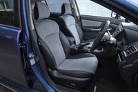 上級グレードの「ハイブリッド2.0i-S EyeSight」には、青いステッチが施されたスエードと合皮のコンビシートが装備される。