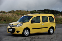 新しいフロントデザインは、ルノーのチーフデザイナー、ローレンス・ヴァン・デン・アッカーの新デザイン戦略にのっとったもの。