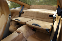 分割可倒式のシートバックを前に倒すことで、約190リッターのスペースが確保される。
	写真をクリックするとシートバックが倒れた様子が見られます。