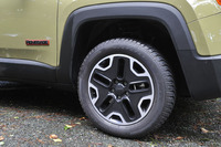 タイヤサイズは215/60R17。