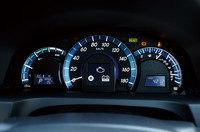 ブルーが基調のメーターパネル。左にハイブリッドインジケーター、右に燃費計、中央にマルチインフォメーションディスプレイが備わる。