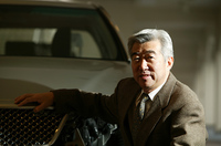 第1トヨタセンターエグゼクティブチーフエンジニアの加藤光久氏。
    「『年配のヒトから受け入れられないんじゃないか』と心配なさる方もいます。でも、私は全然心配していません。むしろ『（本来の）クラウンが戻ってきた』ととらえられると考えています」と加藤さん。現在の年配の人々が「いつかはクラウン」と思っていたころのクラウンは、決して保守的なクルマではなかったはずだから、というのが、エグゼクティブチーフエンジニアの主張だ。
    
    