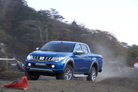 今回の試乗会には、「パジェロスポーツ」のほかにもさまざまなクルマが用意されていた。こちらはパジェロスポーツとプラットフォームを共有するピックアップトラックの「トライトン」。