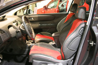 赤とダークグレーに統一された“by Loeb”のインテリア