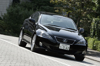 【スペック】
	IS350バージョンS：全長×全幅×全高＝4575×1795×1435mm／ホイールベース＝2730mm／車重＝1610kg／駆動方式＝FR／3.5リッターV6DOHC24バルブ（318ps/6400rpm、38.7kgm/4800rpm）／価格＝495万円（テスト車＝572万7000円／本革シート＆トリム＝17万8500円／プリクラッシュセーフティシステム＝27万3000円／クリアランスソナー＝4万2000円／マークレビンソンプレミアムサラウンドサウンドシステム＝28万3500円）
	 