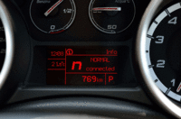 メーター中央下部に置かれるインフォーメーションディスプレイには、走行モードを変更できる「D.N.A.システム」の状況など、車両情報が表示される。
    （写真をクリックすると、各種走行モードの選択画面が見られます）