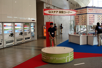 チョロQのブースでは、実際に“マシン”を走らせることもできます。