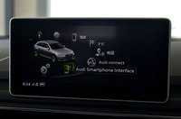インフォテインメントシステムの新たな機能として、「アウディ スマートフォンインターフェイス」を装備。USBケーブルを介して、手持ちのスマートフォンのコンテンツを車載ディスプレイに表示できる。
