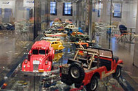 「赤レンガ倉庫」の屋内スペースには、自動車ジャーナリスト川上完氏所有の「ミニチュアカーコレクション」や、クレイアーティストの熊田憲明氏の「オールドメルセデス模型」、メルセデスベンツやクライスラー／ジープの「ヒストリックカー写真」などが展示された。